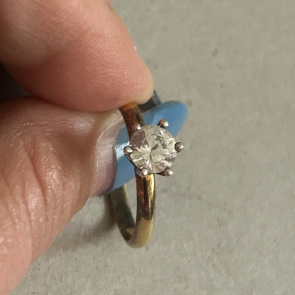 Women’s vintage ring. Gold tone with clear crystal. Size 10.